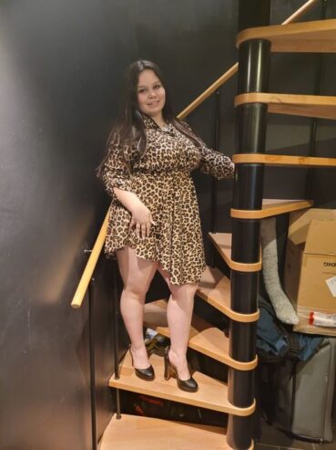 Larissa macht für jeden die Beine breit